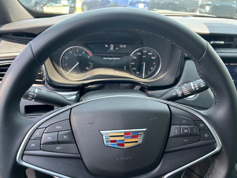 Cadillac XT5 Vehicle Full-screen Gallery Image 13