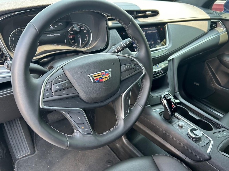 Cadillac XT5 Vehicle Full-screen Gallery Image 14