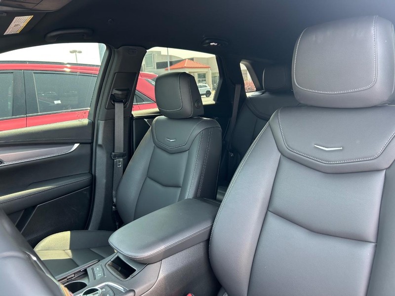 Cadillac XT5 Vehicle Full-screen Gallery Image 15