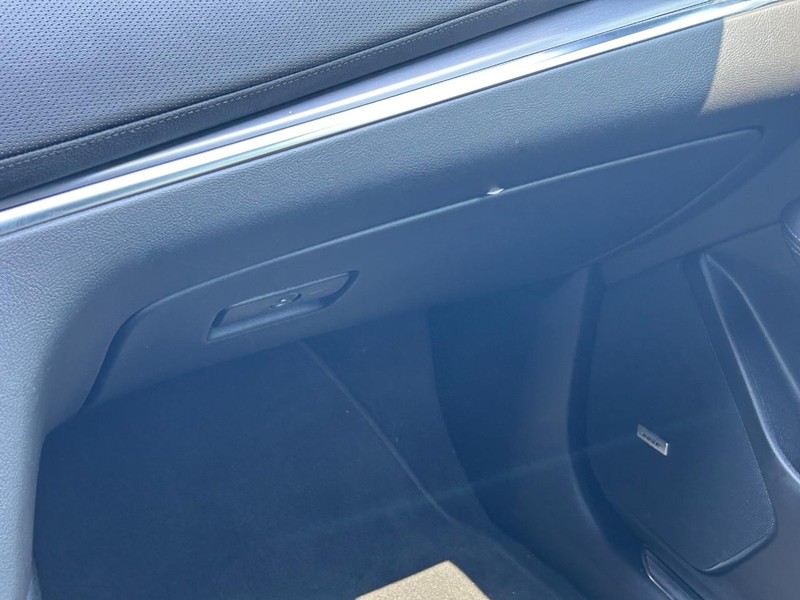 Cadillac XT5 Vehicle Full-screen Gallery Image 19