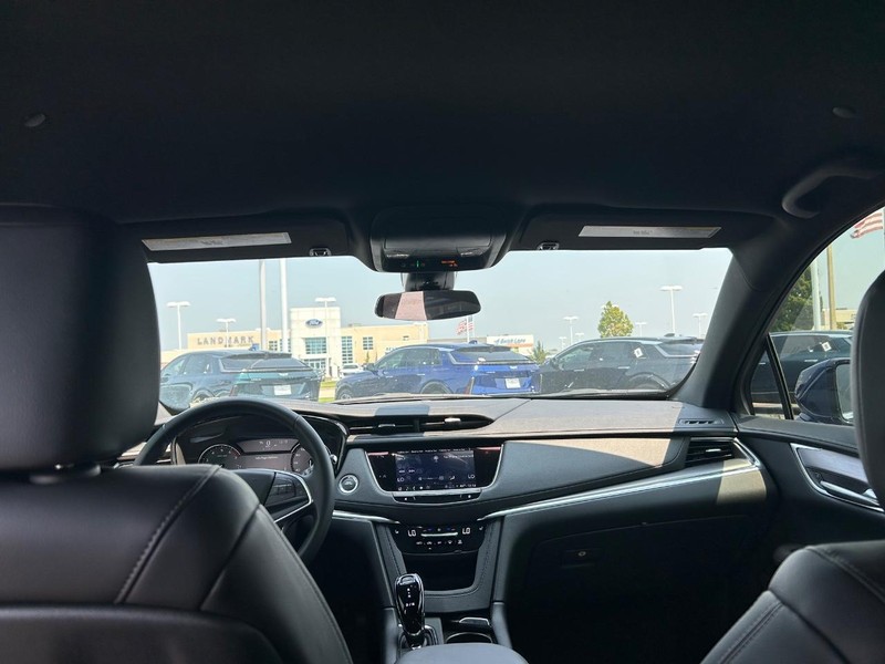 Cadillac XT5 Vehicle Full-screen Gallery Image 21
