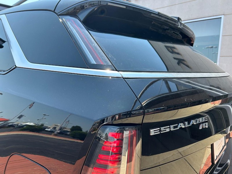 Cadillac Escalade IQ Vehicle Full-screen Gallery Image 10