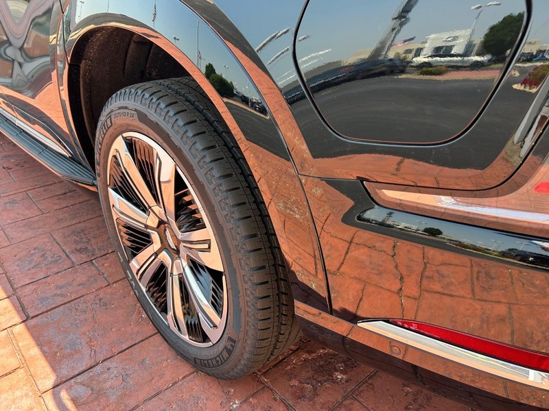 Cadillac Escalade IQ Vehicle Full-screen Gallery Image 11