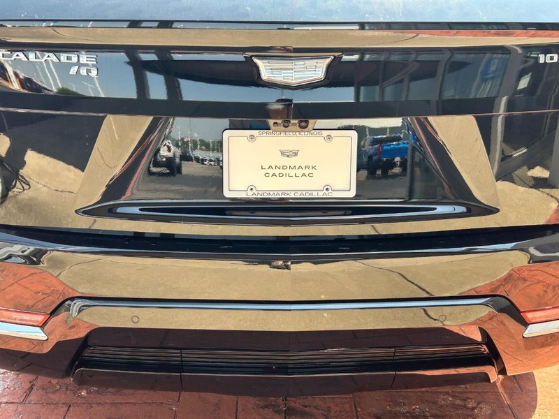 Cadillac Escalade IQ Vehicle Full-screen Gallery Image 12