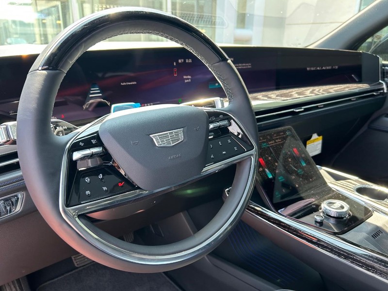 Cadillac Escalade IQ Vehicle Full-screen Gallery Image 15