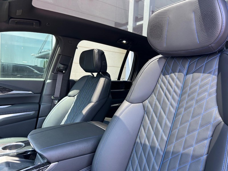 Cadillac Escalade IQ Vehicle Full-screen Gallery Image 16