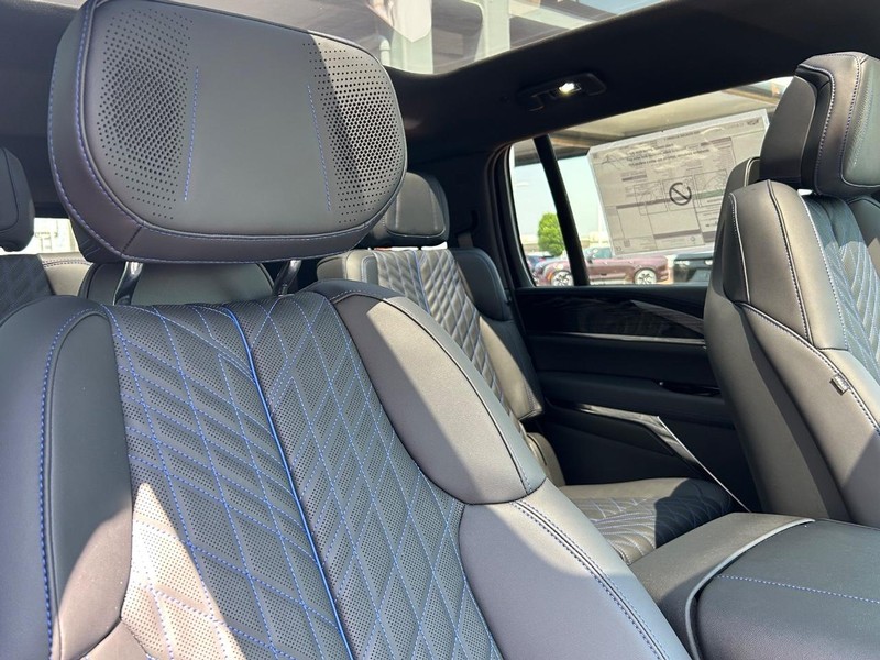 Cadillac Escalade IQ Vehicle Full-screen Gallery Image 18