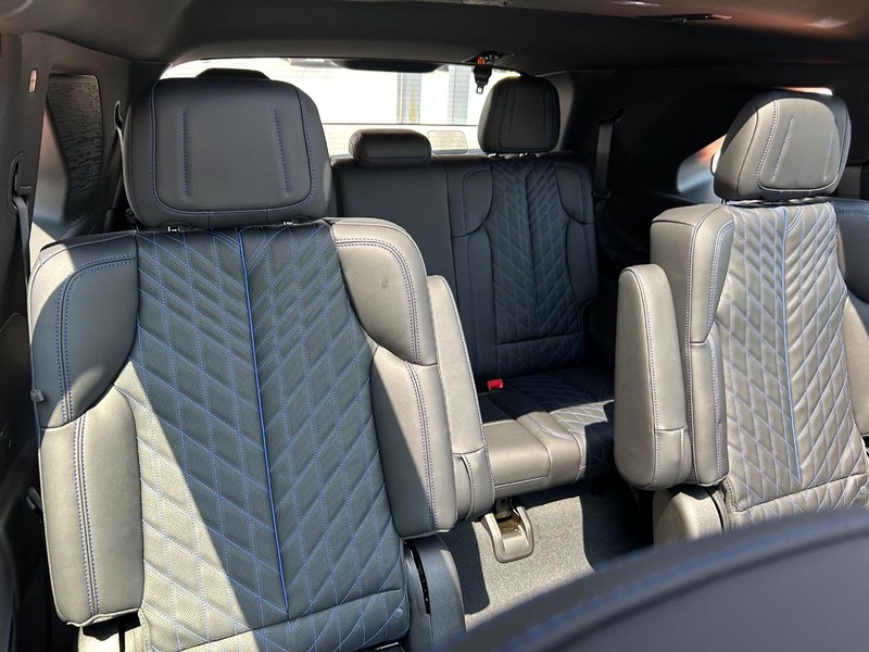 Cadillac Escalade IQ Vehicle Full-screen Gallery Image 19
