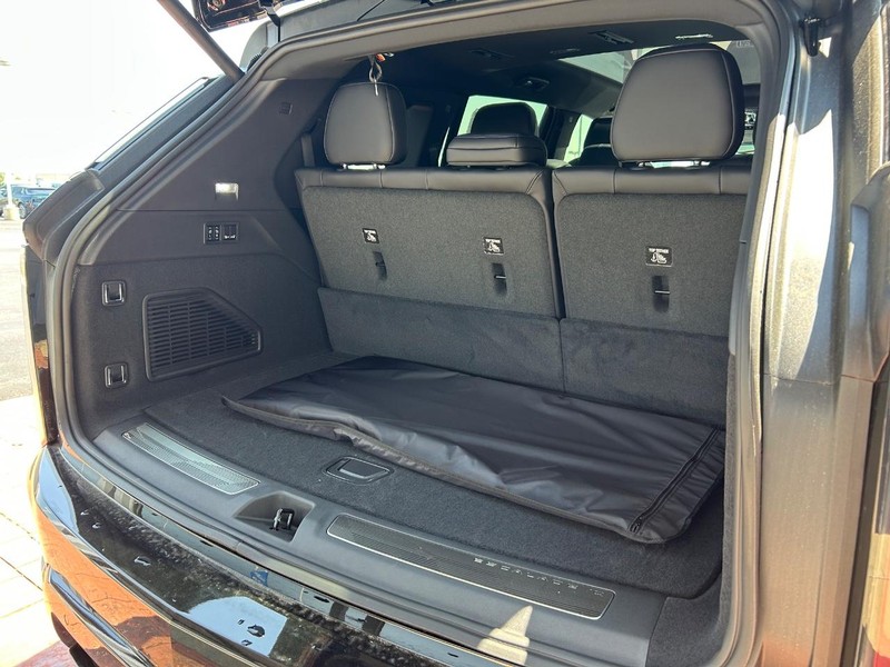 Cadillac Escalade IQ Vehicle Full-screen Gallery Image 21