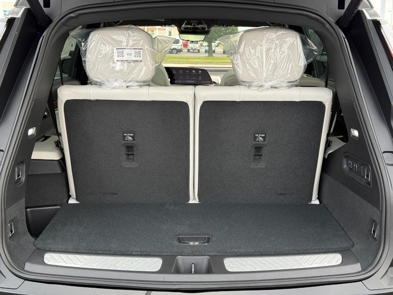 Cadillac VISTIQ Vehicle Full-screen Gallery Image 8