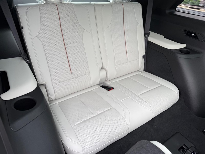 Cadillac VISTIQ Vehicle Full-screen Gallery Image 11