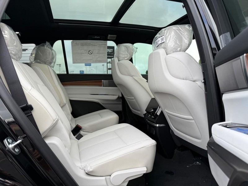 Cadillac VISTIQ Vehicle Full-screen Gallery Image 12