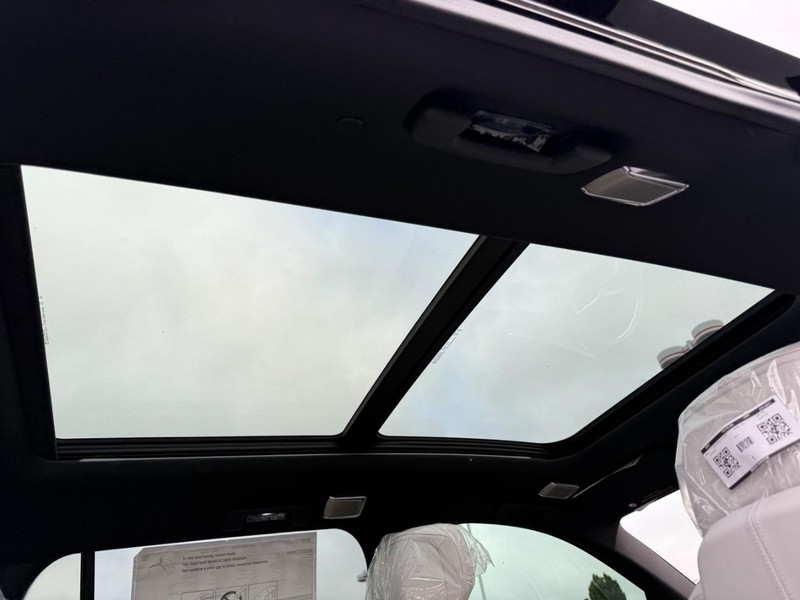 Cadillac VISTIQ Vehicle Full-screen Gallery Image 13