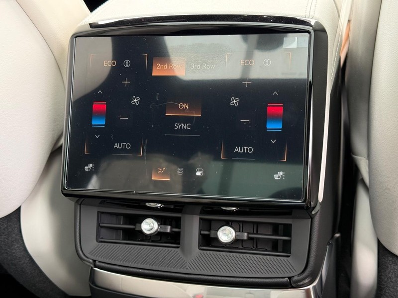 Cadillac VISTIQ Vehicle Full-screen Gallery Image 14