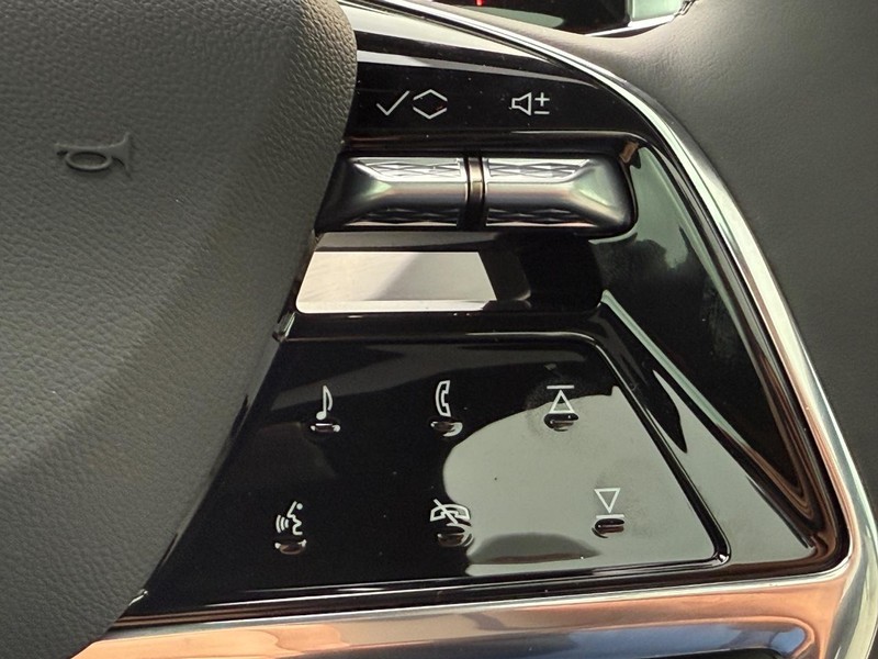 Cadillac VISTIQ Vehicle Full-screen Gallery Image 18