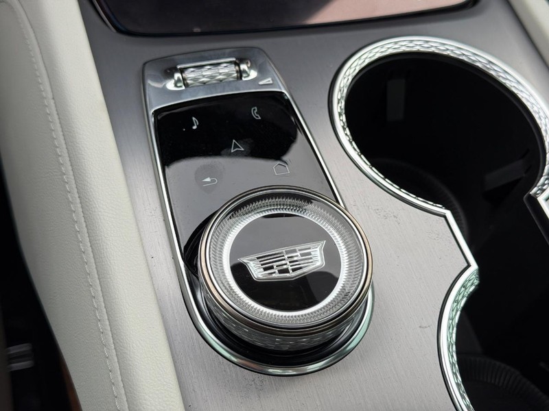 Cadillac VISTIQ Vehicle Full-screen Gallery Image 22