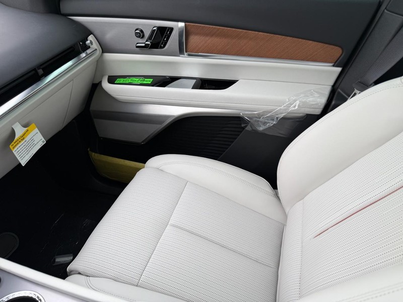 Cadillac VISTIQ Vehicle Full-screen Gallery Image 23
