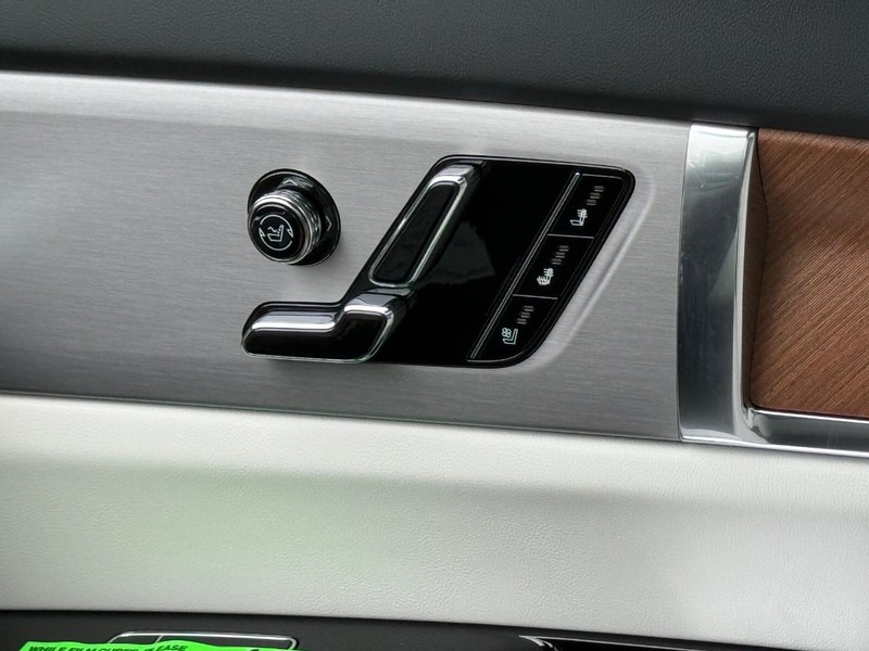 Cadillac VISTIQ Vehicle Full-screen Gallery Image 24