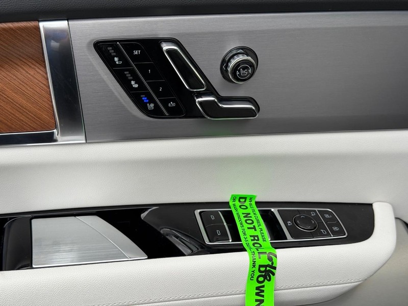 Cadillac VISTIQ Vehicle Full-screen Gallery Image 26