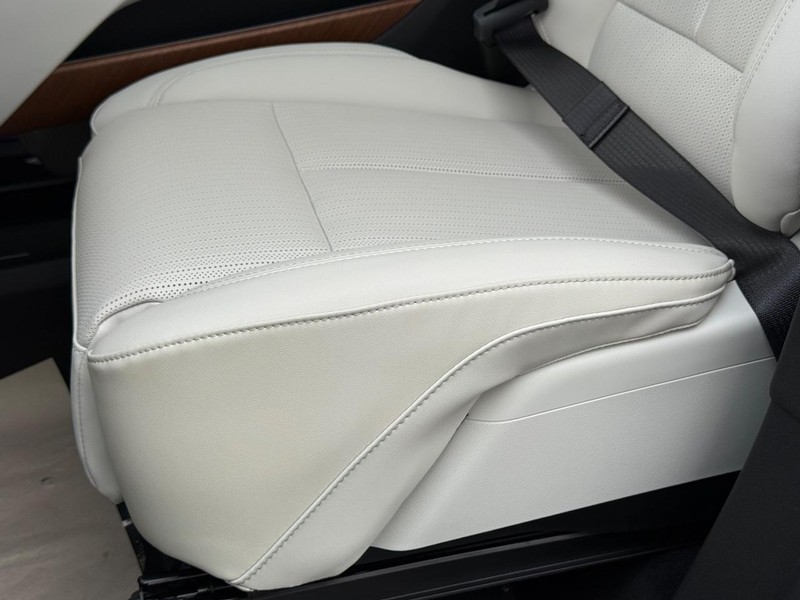Cadillac VISTIQ Vehicle Full-screen Gallery Image 27