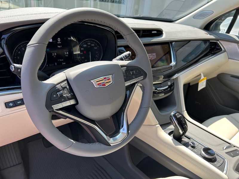 Cadillac XT6 Vehicle Full-screen Gallery Image 16