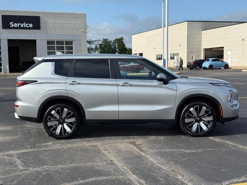 Mitsubishi Outlander Vehicle Full-screen Gallery Image 2