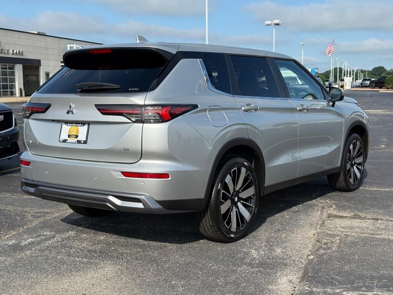 Mitsubishi Outlander Vehicle Full-screen Gallery Image 3