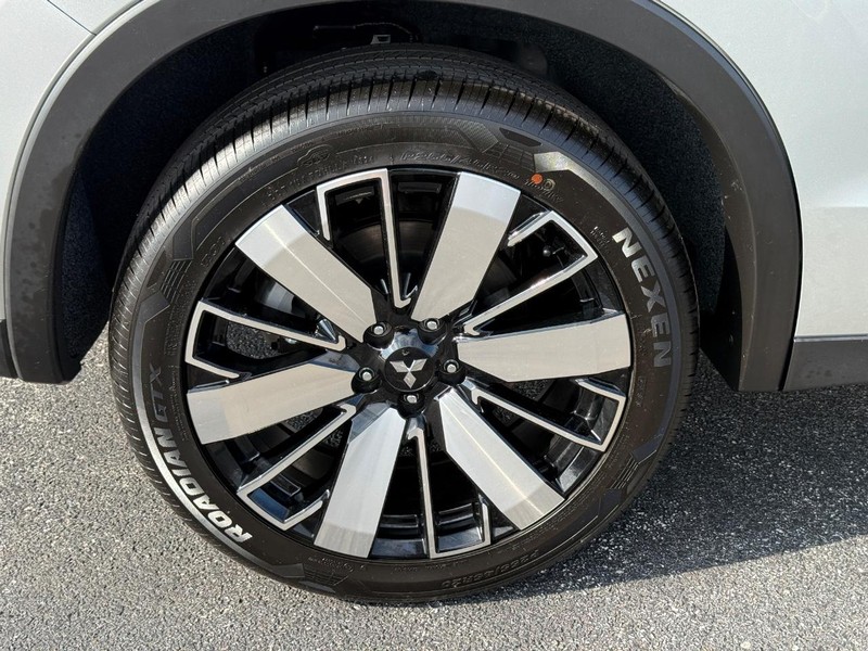 Mitsubishi Outlander Vehicle Full-screen Gallery Image 4