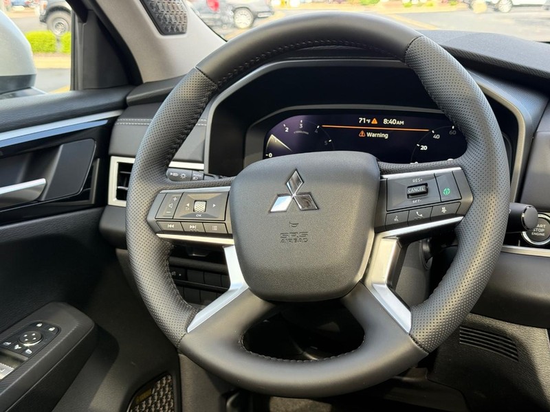 Mitsubishi Outlander Vehicle Full-screen Gallery Image 8