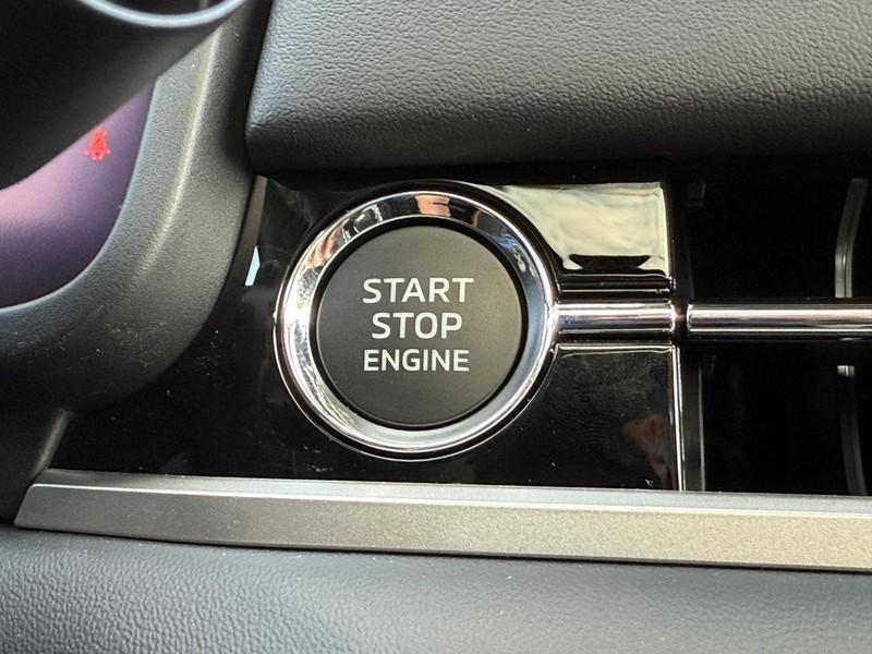 Mitsubishi Outlander Vehicle Full-screen Gallery Image 11