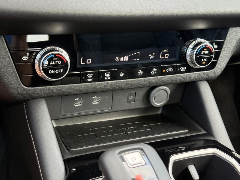 Mitsubishi Outlander Vehicle Full-screen Gallery Image 14