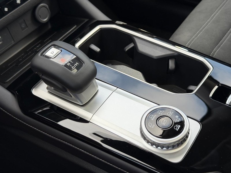 Mitsubishi Outlander Vehicle Full-screen Gallery Image 15