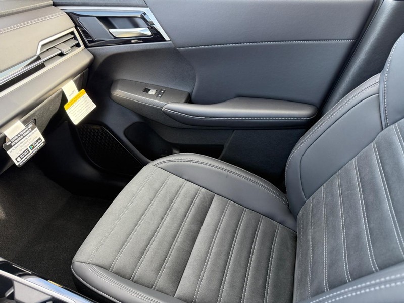 Mitsubishi Outlander Vehicle Full-screen Gallery Image 16