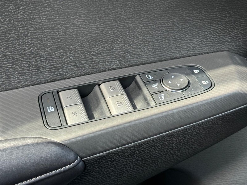 Mitsubishi Outlander Vehicle Full-screen Gallery Image 18