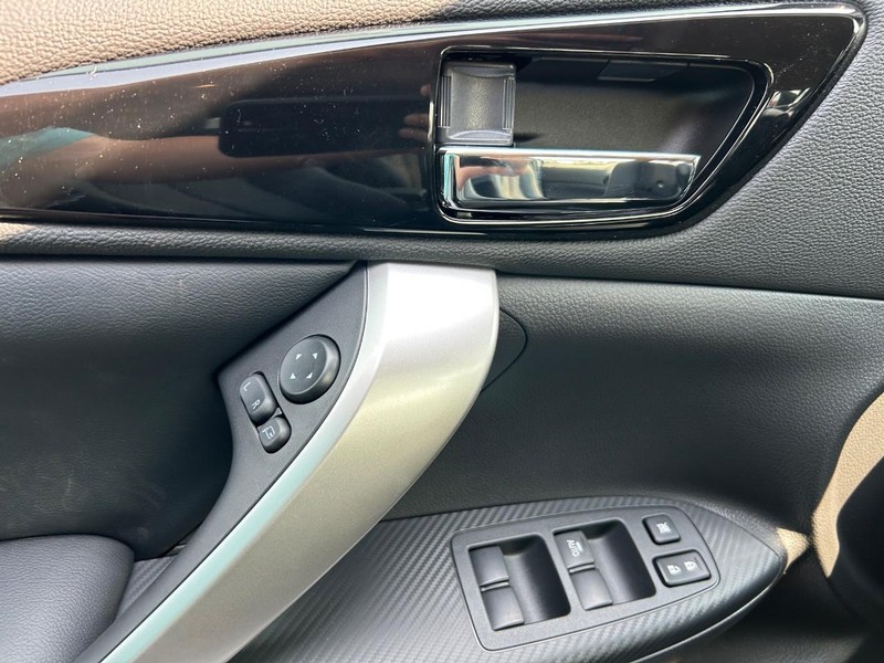 Mitsubishi Eclipse Cross Vehicle Full-screen Gallery Image 4