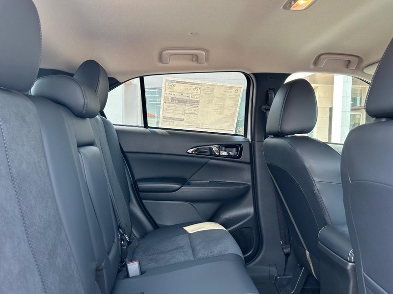 Mitsubishi Eclipse Cross Vehicle Full-screen Gallery Image 11