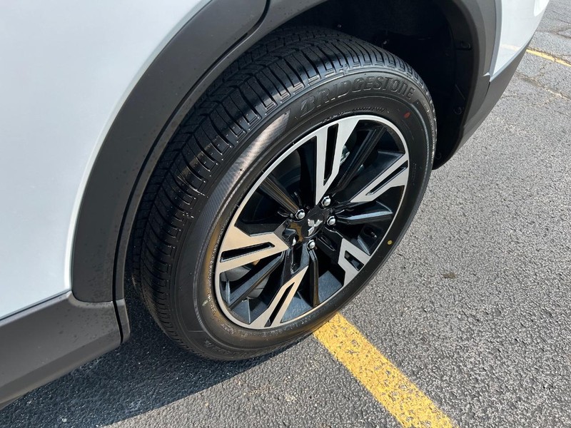 Mitsubishi Eclipse Cross Vehicle Full-screen Gallery Image 16