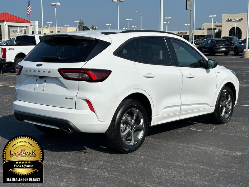 Ford Escape Vehicle Full-screen Gallery Image 3