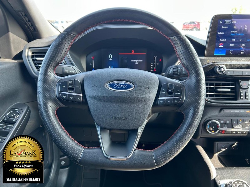 Ford Escape Vehicle Full-screen Gallery Image 17