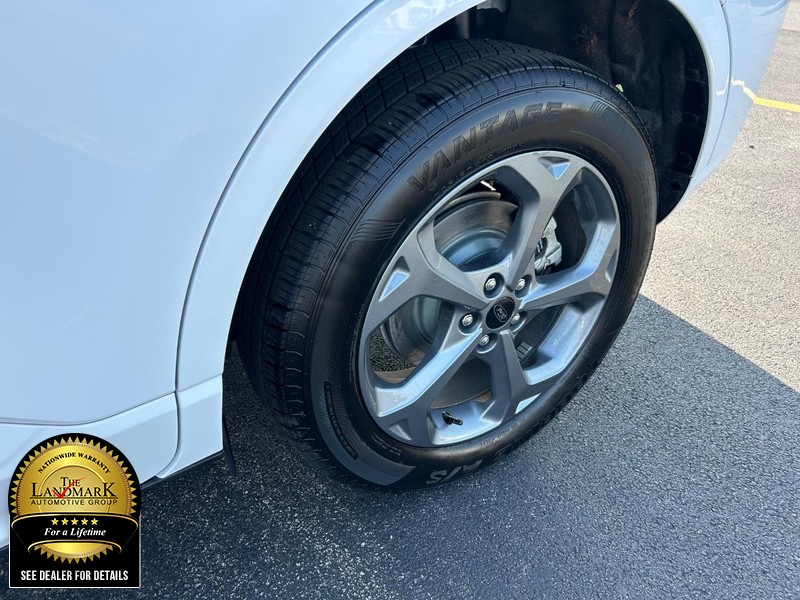 Ford Escape Vehicle Full-screen Gallery Image 20