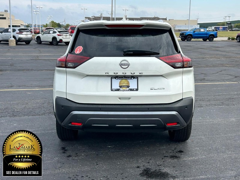 Nissan Rogue Vehicle Full-screen Gallery Image 7