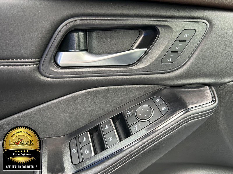 Nissan Rogue Vehicle Full-screen Gallery Image 8