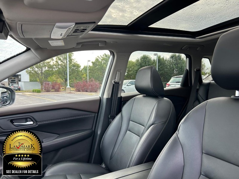 Nissan Rogue Vehicle Full-screen Gallery Image 9