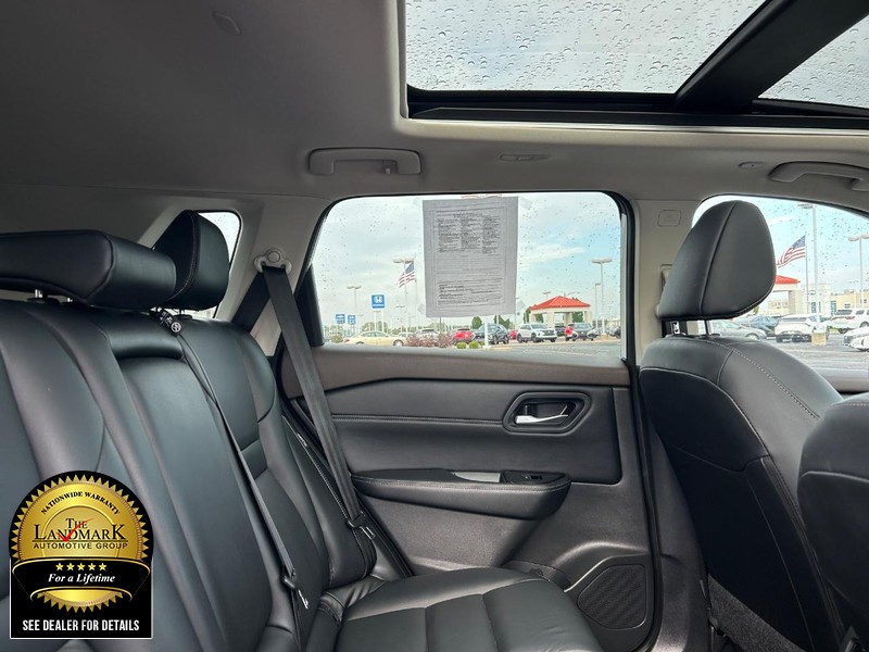 Nissan Rogue Vehicle Full-screen Gallery Image 15