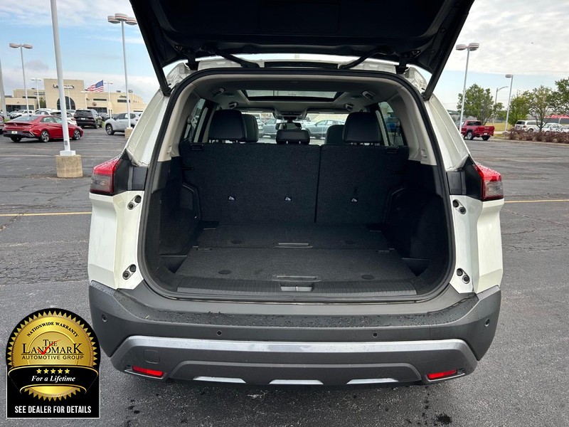 Nissan Rogue Vehicle Full-screen Gallery Image 19