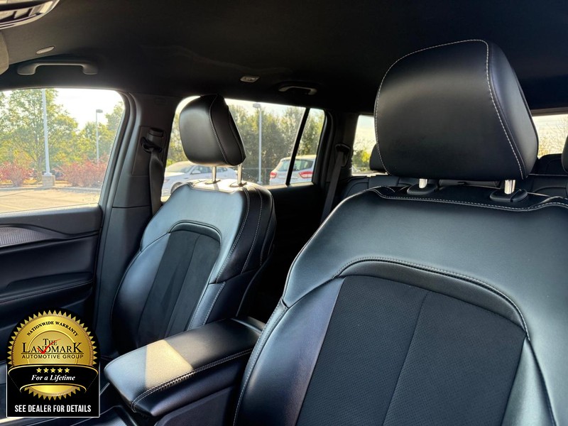 Jeep Grand Cherokee L Vehicle Full-screen Gallery Image 9