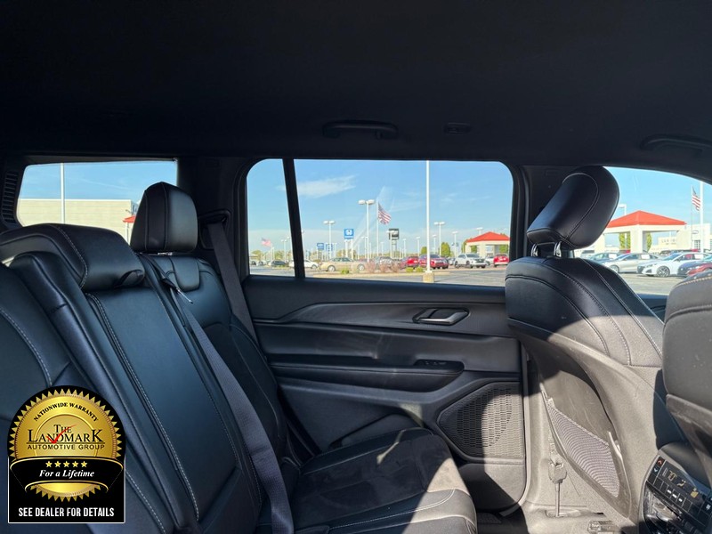 Jeep Grand Cherokee L Vehicle Full-screen Gallery Image 15