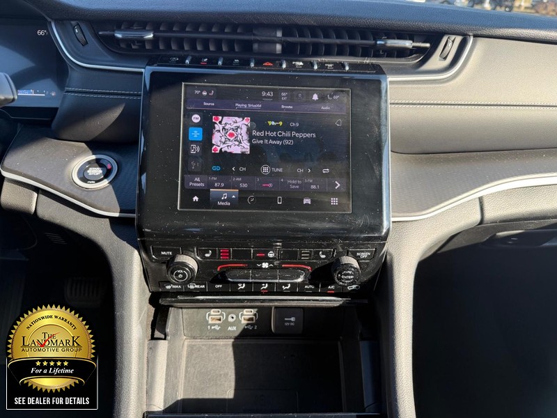 Jeep Grand Cherokee L Vehicle Full-screen Gallery Image 20