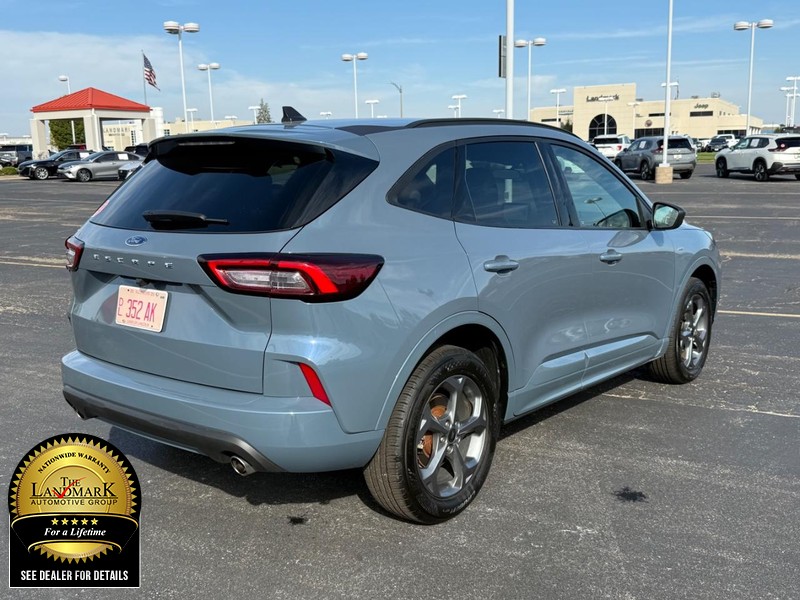 Ford Escape Vehicle Full-screen Gallery Image 3