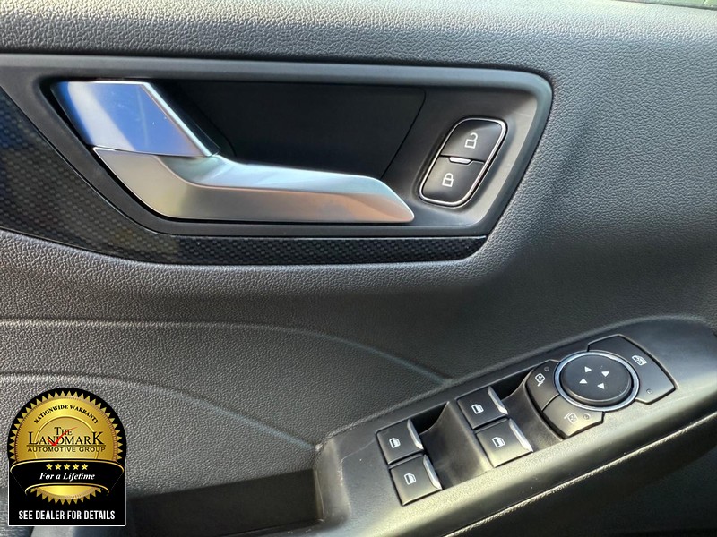 Ford Escape Vehicle Full-screen Gallery Image 8